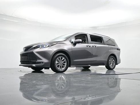 Used 2024 Toyota Sienna XLE image 35