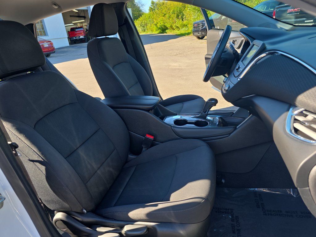 Used 2017 Chevrolet Malibu LT FWD image 10