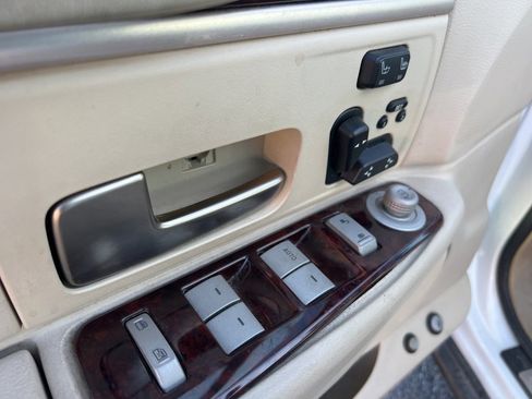 Used 2010 Lincoln Town Car Signature Limited image 18