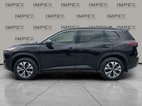 Used 2021 Nissan Rogue SV image 2