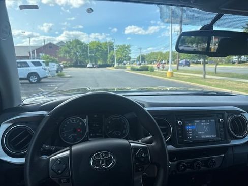 Used 2017 Toyota Tacoma SR5 w/ Tow Package AWD/4WD image 15