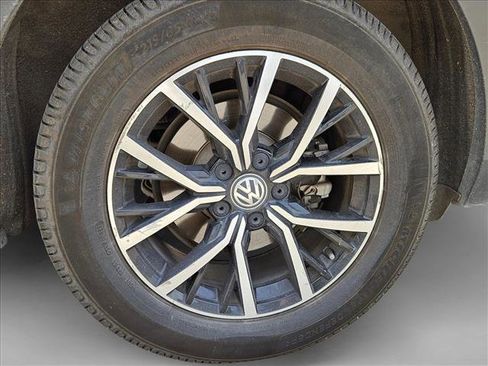 Used 2021 Volkswagen Tiguan SE w/ Panoramic Sunroof Package image 15