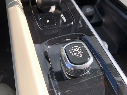 Used 2023 Volvo XC60 T8 Plus image 31