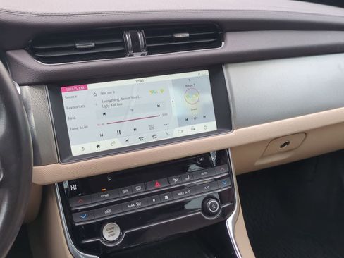 Used 2020 Jaguar XF Prestige image 28