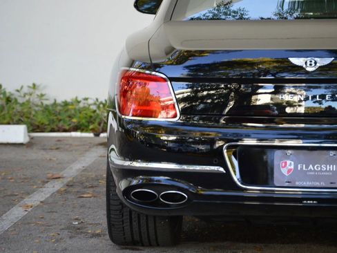 Used 2022 Bentley Flying Spur V8 image 12