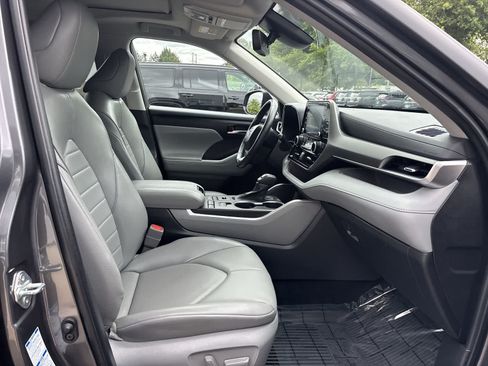 Used 2022 Toyota Highlander XLE AWD/4WD image 5