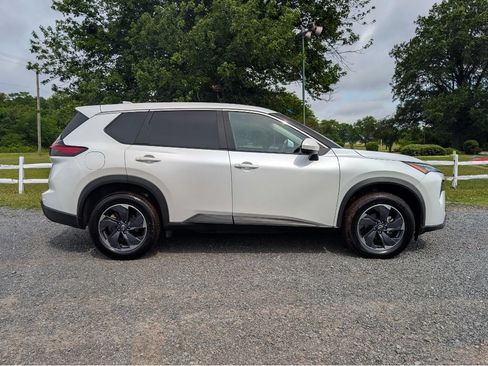 Used 2024 Nissan Rogue SV FWD image 4