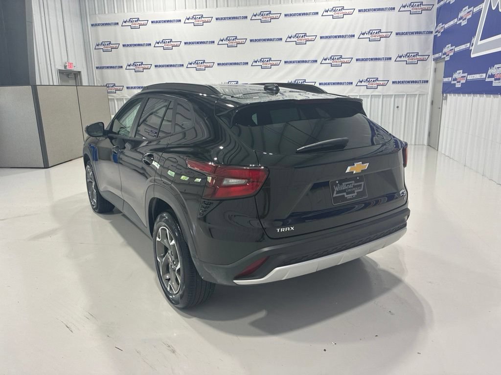 Used 2026 Chevrolet Trax LT FWD image 4