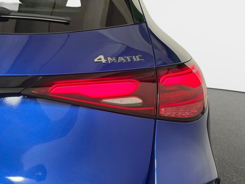 Used 2025 Mercedes-Benz GLC 300 4MATIC w/ AMG Line image 17