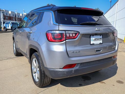 Used 2018 Jeep Compass Latitude w/ Popular Equipment Group AWD/4WD image 3