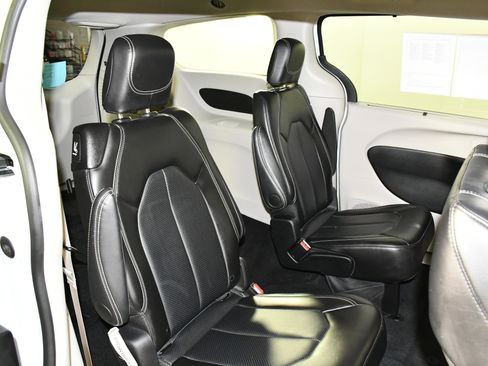 Used 2024 Chrysler Pacifica Touring-L image 43