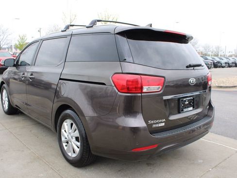 Used 2017 Kia Sedona LX w/ LX Essentials Premium Package image 5