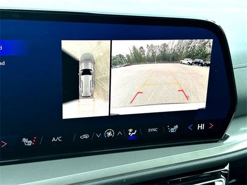 Used 2024 Chevrolet Traverse LT image 15