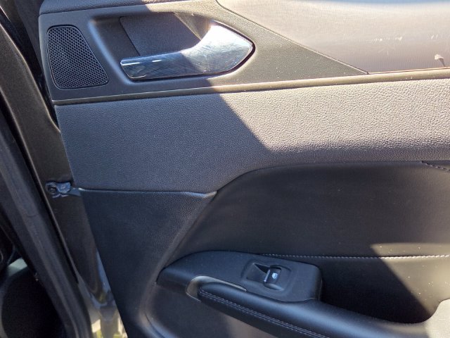 Used 2019 Lincoln MKC Premiere FWD image 11