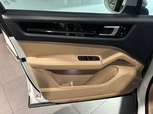 Used 2019 Porsche Cayenne E-Hybrid image 6