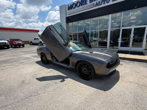 Used 2014 Dodge Challenger SXT RWD image 8
