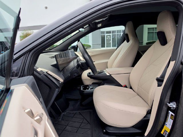 Used 2024 BMW iX xDrive50 w/ Premium Package AWD/4WD image 23