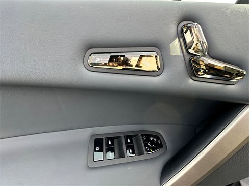 Used 2023 BMW iX xDrive50 w/ Premium Package image 11