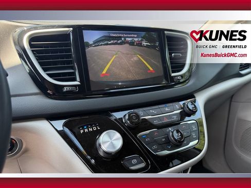 Used 2023 Chrysler Pacifica Touring-L FWD image 14