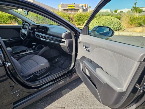Used 2025 Kia K4 EX FWD image 32