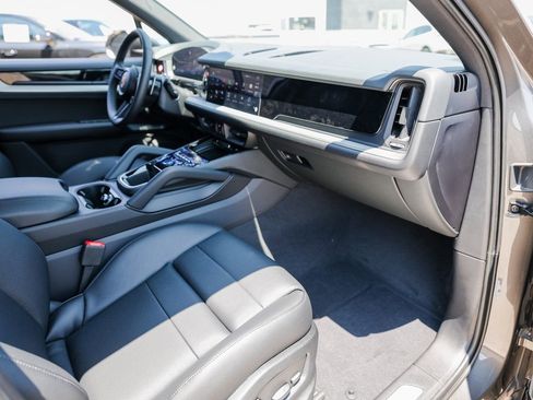 Certified 2025 Porsche Cayenne AWD/4WD image 27