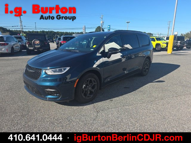 Used 2025 Chrysler Pacifica Premium FWD image 6