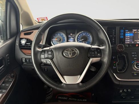 Used 2017 Toyota Sienna XLE Premium AWD/4WD image 30