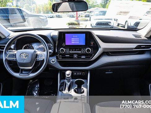 Used 2025 Toyota Highlander LE FWD image 31