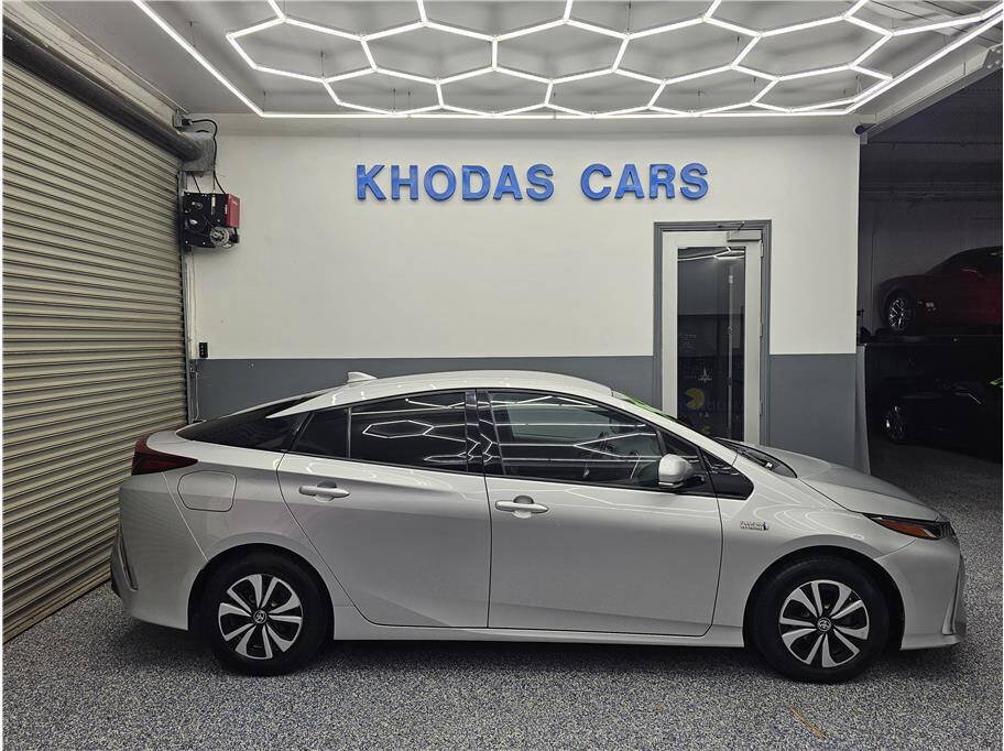 Used 2017 Toyota Prius Prime Premium FWD image 5