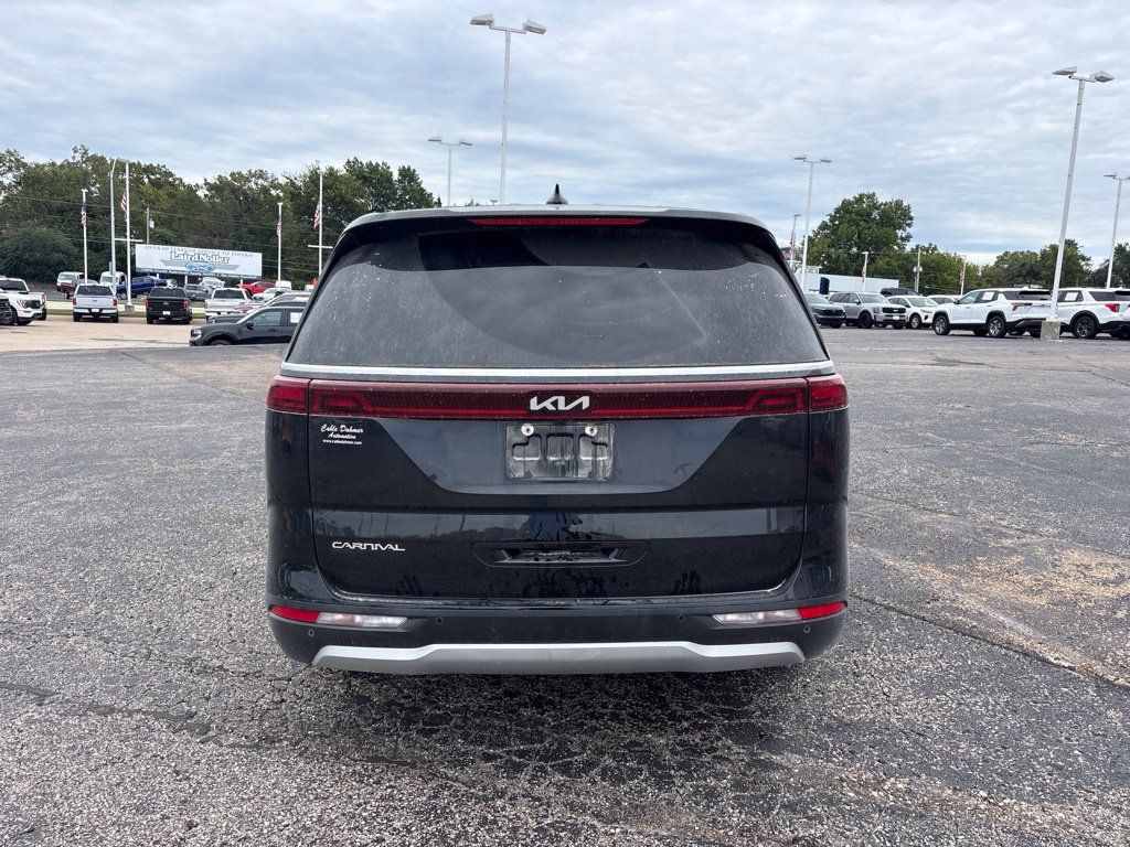 Used 2023 Kia Carnival LX FWD image 6