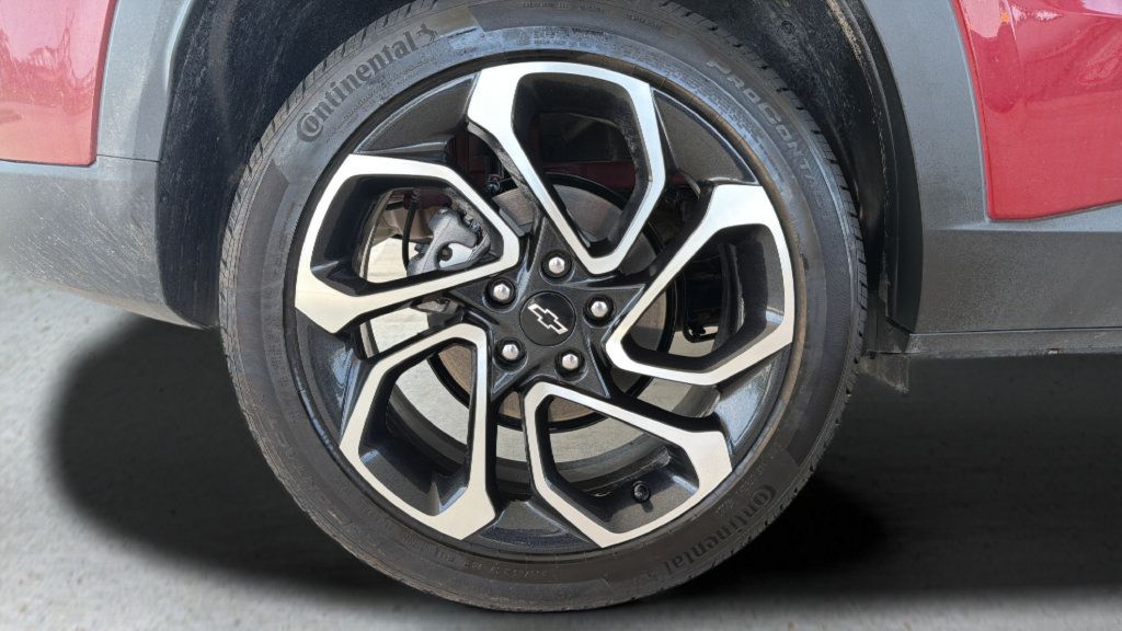 Used 2025 Chevrolet Trax RS w/ Sunroof Package FWD image 24