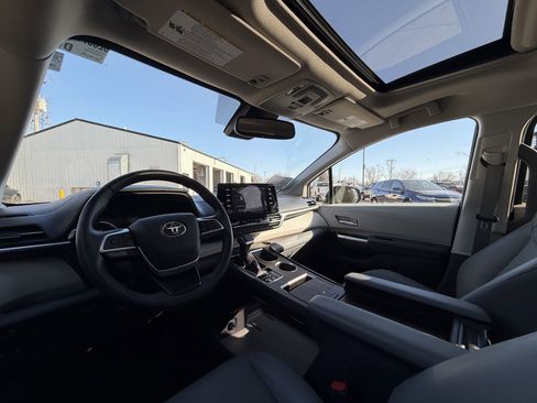 Used 2021 Toyota Sienna XLE image 14