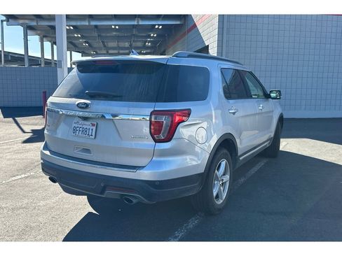 Used 2018 Ford Explorer XLT w/ Equipment Group 202A image 5