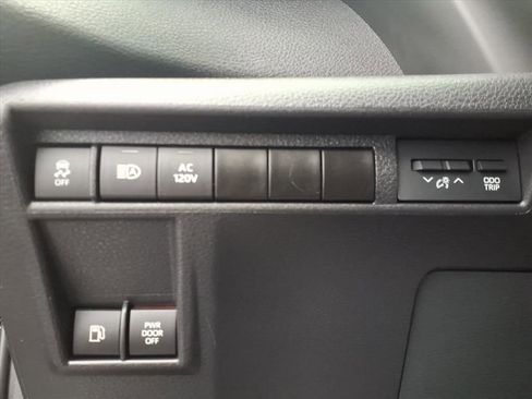 Certified 2025 Toyota Sienna XLE Woodland Edition image 26