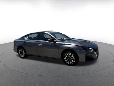 Used 2025 Nissan Altima 2.5 SV FWD image 2