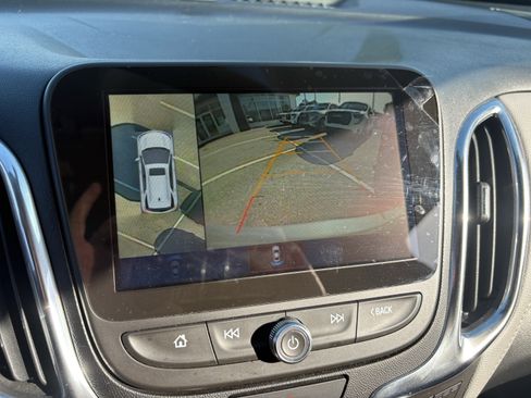 Used 2018 Chevrolet Equinox Premier image 12