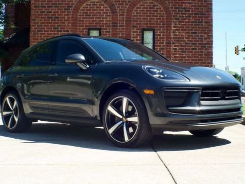 Used 2023 Porsche Macan AWD/4WD image 3