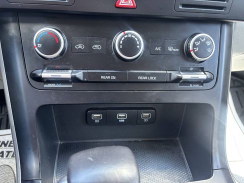 Used 2023 Kia Carnival LX FWD image 30