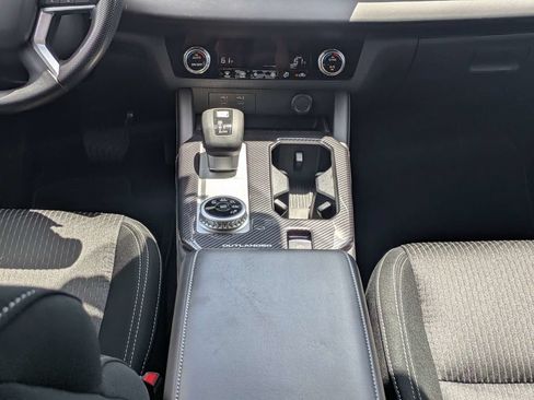 Used 2025 Mitsubishi Outlander ES FWD image 18