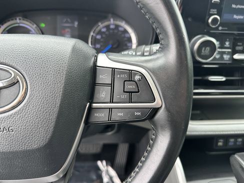 Used 2022 Toyota Highlander LE AWD/4WD image 20