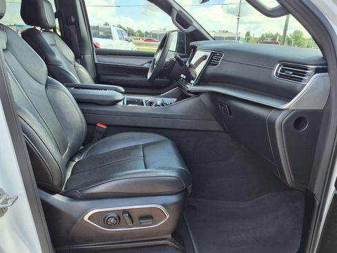 Used 2025 Jeep Wagoneer 2WD w/ Premium Group I image 19