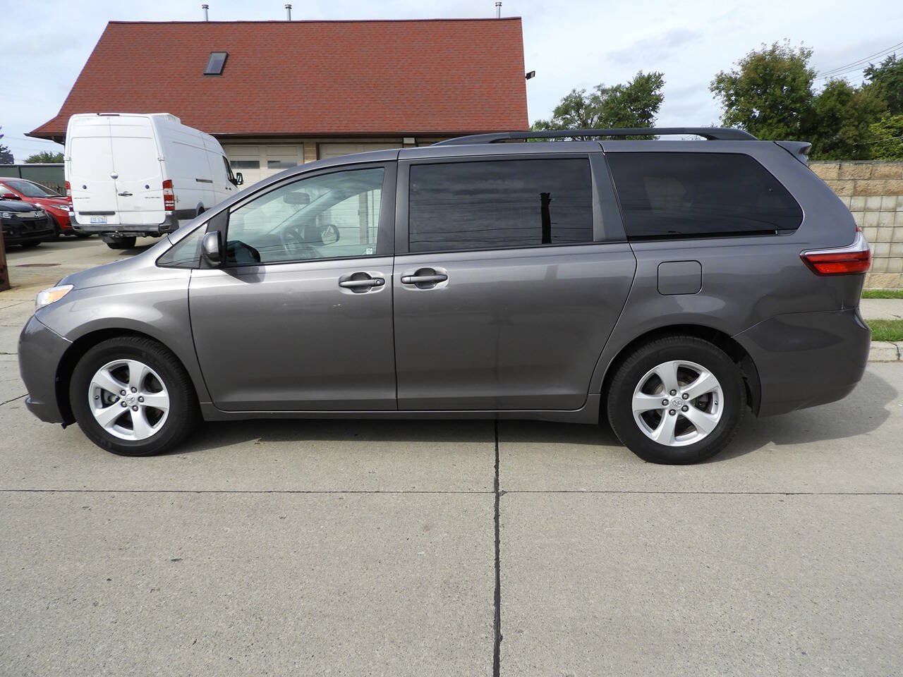 Used 2017 Toyota Sienna LE FWD image 5
