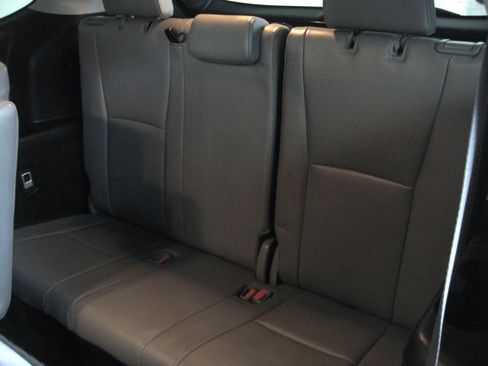 Used 2023 Toyota Highlander XLE image 11