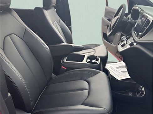 Used 2026 Chrysler Pacifica Select image 29