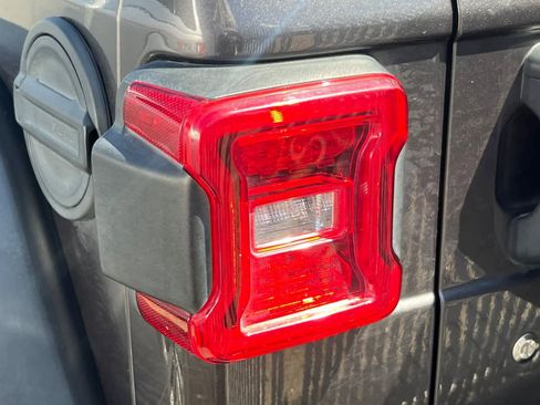 Used 2018 Jeep Wrangler Unlimited Rubicon image 18