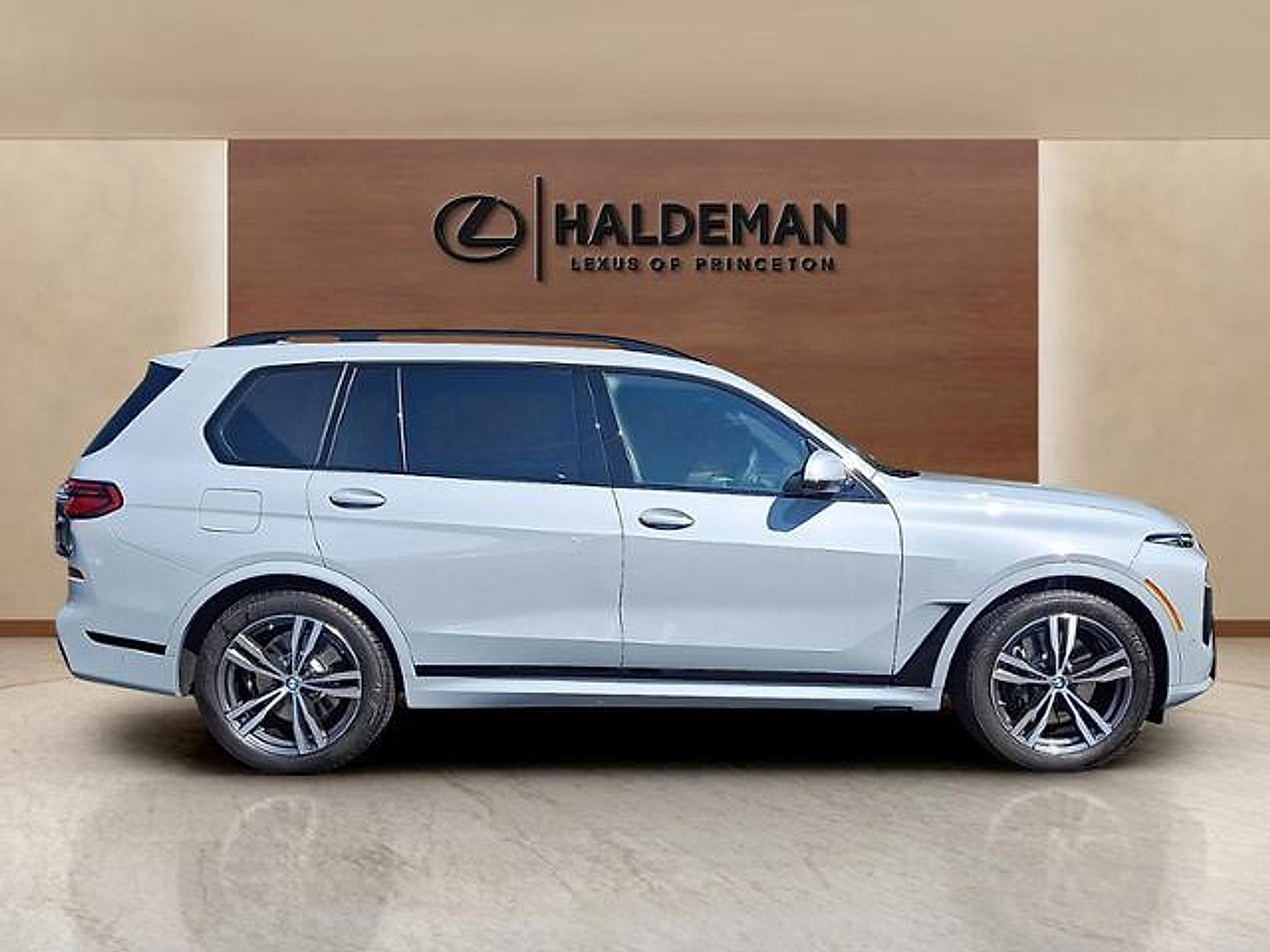 Used 2026 BMW X7 xDrive40i w/ M Sport Package AWD/4WD image 7
