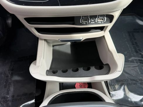 Used 2023 Chrysler Pacifica Touring-L FWD image 26