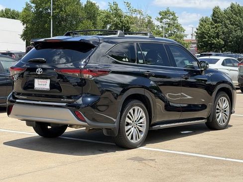 Used 2024 Toyota Highlander Platinum FWD image 4