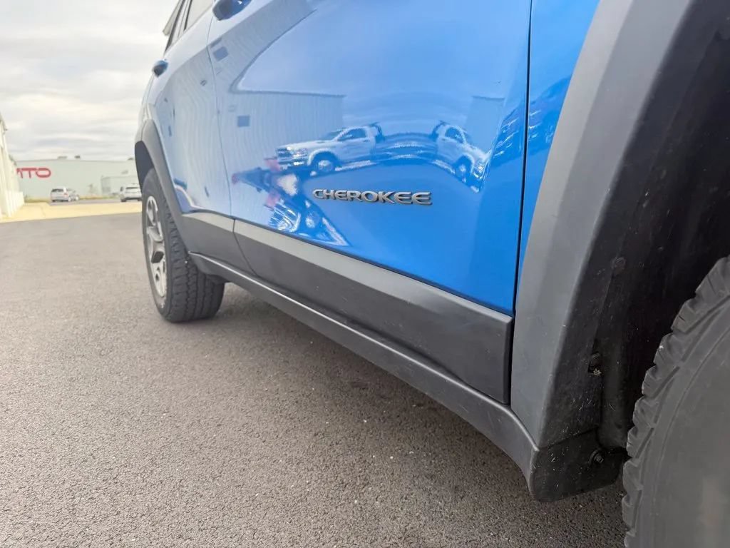 Used 2020 Jeep Cherokee Trailhawk AWD/4WD image 11