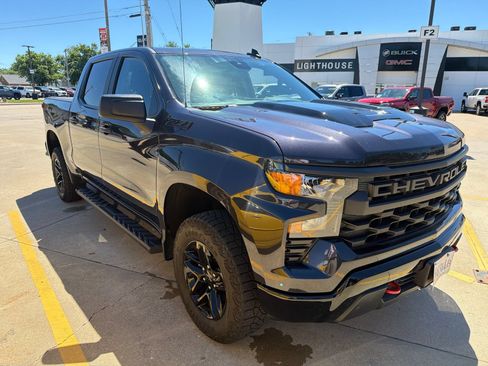 Used 2023 Chevrolet Silverado 1500 Custom Trail Boss w/ LPO, Dark Essentials Package AWD/4WD image 4